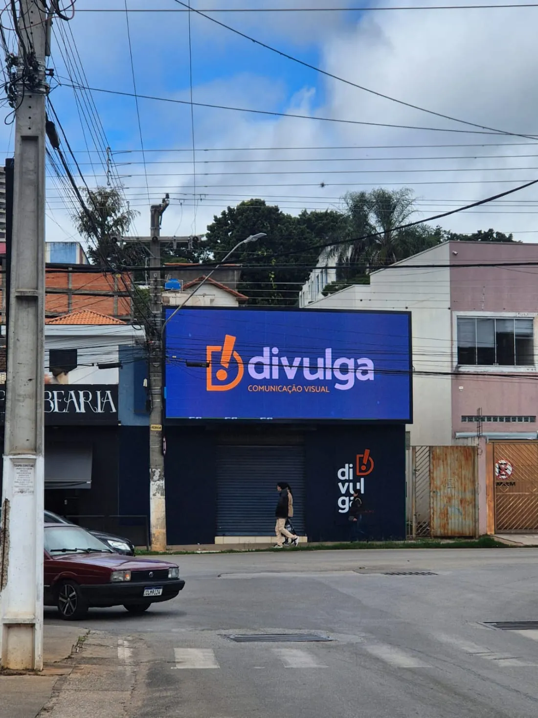 Painel de LED da Divulga instalado na fachada de um prédio em Itapeva - SP