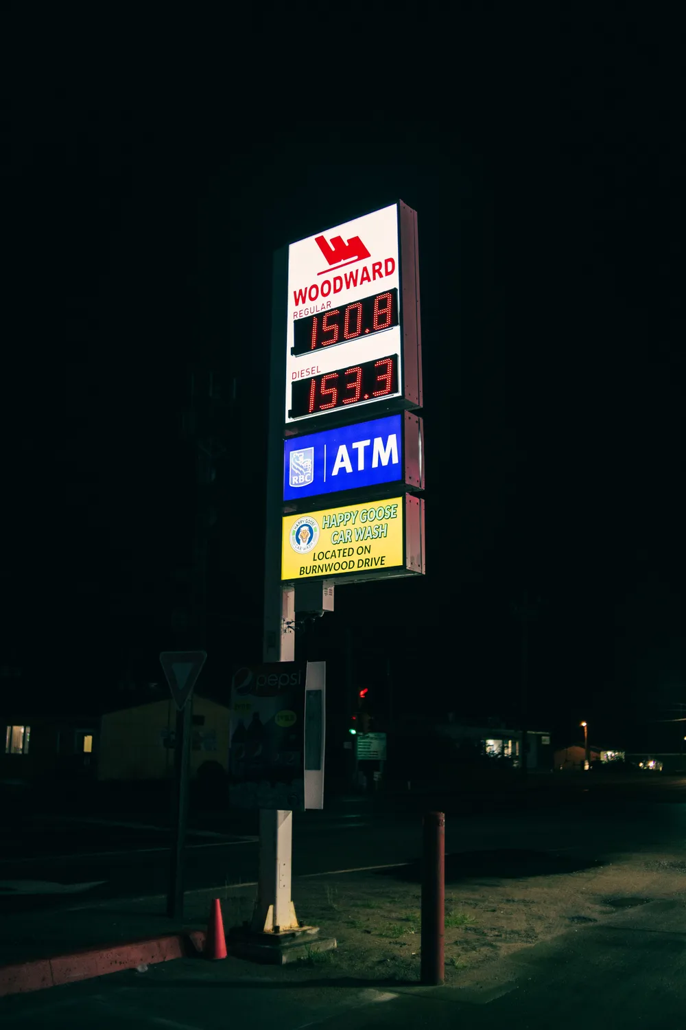 Totem de LED com preços de combustível em posto