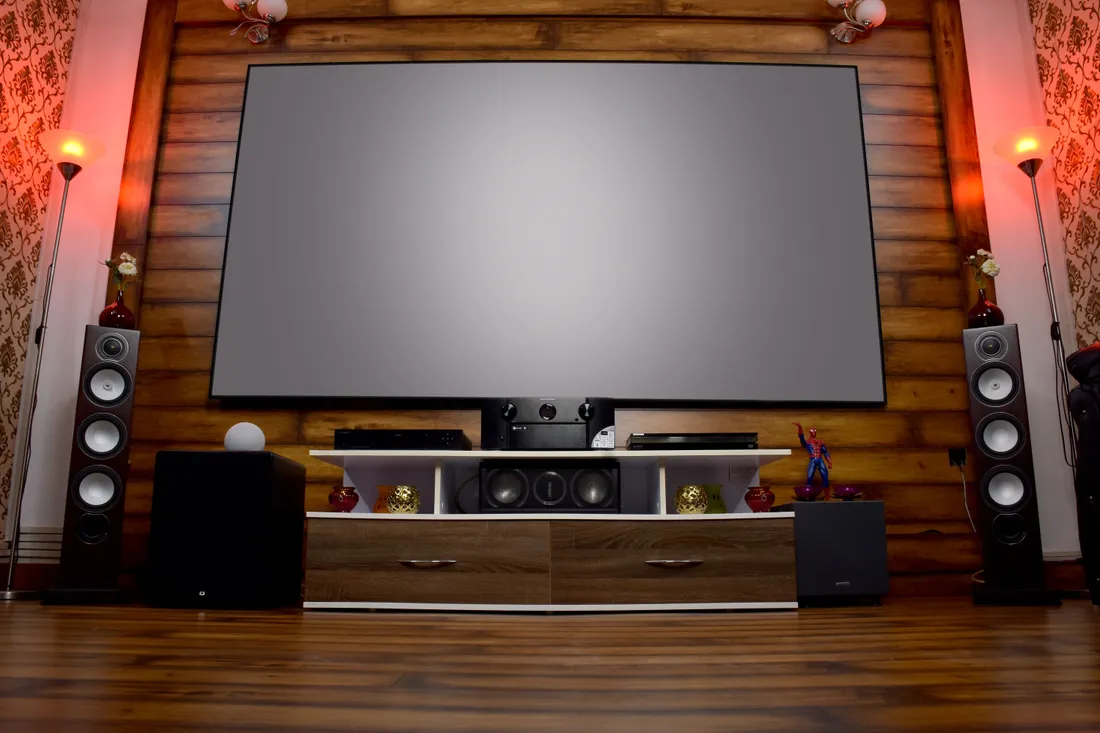 Sala de cinema privativo residencial com telão de LED